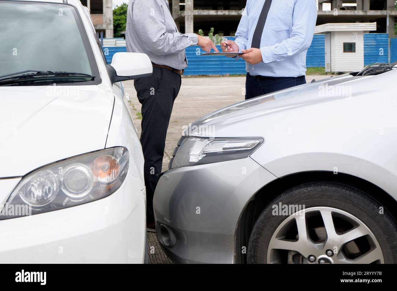 Agente assicurativo del registro delle perdite che ispeziona la vettura danneggiata. Il responsabile delle vendite fornisce un documento del modulo di richiesta di consulenza che prende in considerazione il morgag Foto Stock