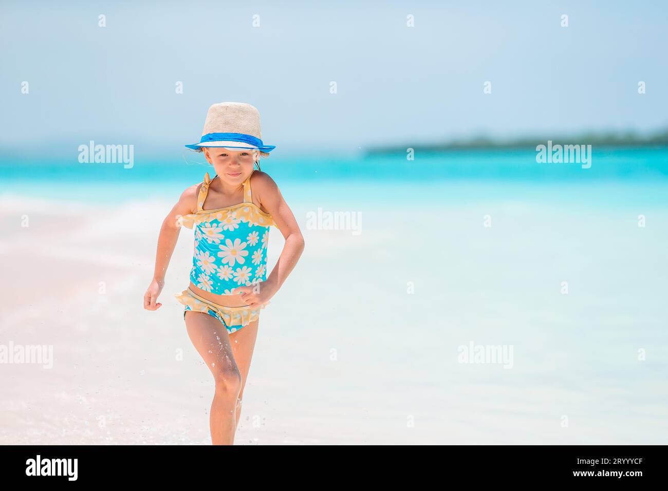 Carino bambina in spiaggia durante per una vacanza nei Caraibi Foto Stock