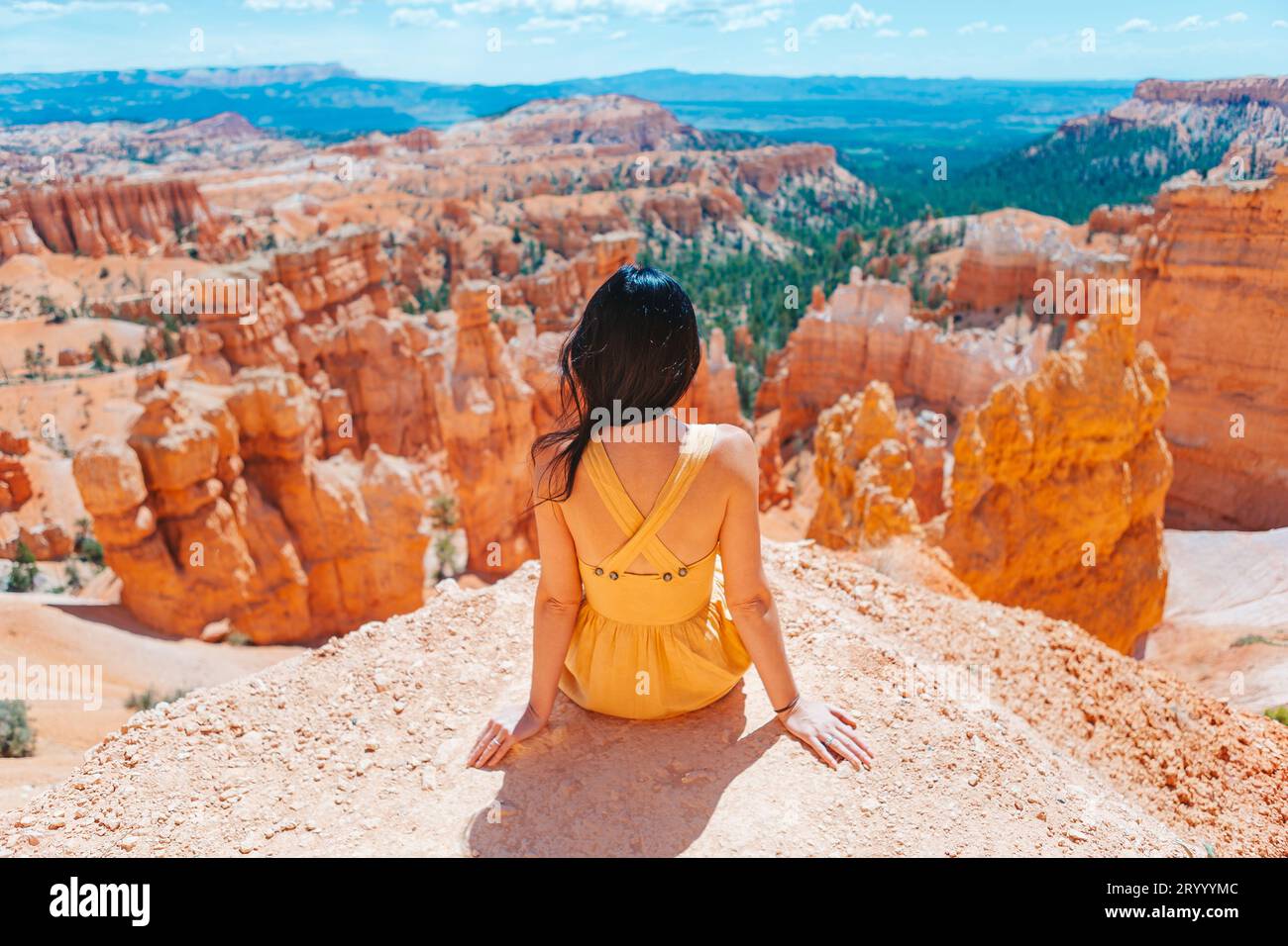 Donna escursionista nel Bryce Canyon riposa godendosi la vista in uno splendido paesaggio naturale con hoodoos, pinnacoli e guglie formatio rocciosa Foto Stock