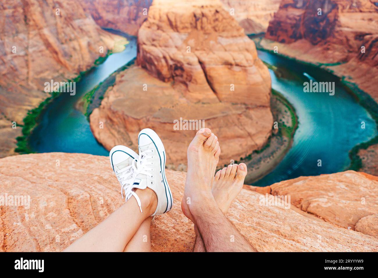 Felice coppia ai margini della scogliera dell'Horseshoe Band Canyon a Page, Arizona. Concetto di avventura e turismo. Bella natura Foto Stock