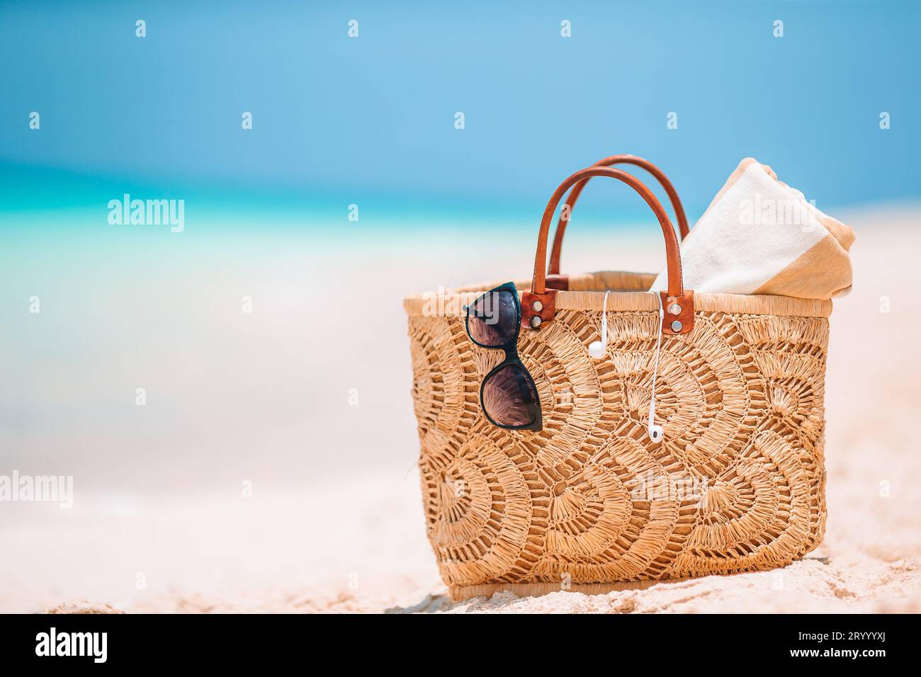 Accessori spiaggia - sacco di paglia, cappello e occhiali sulla spiaggia Foto Stock