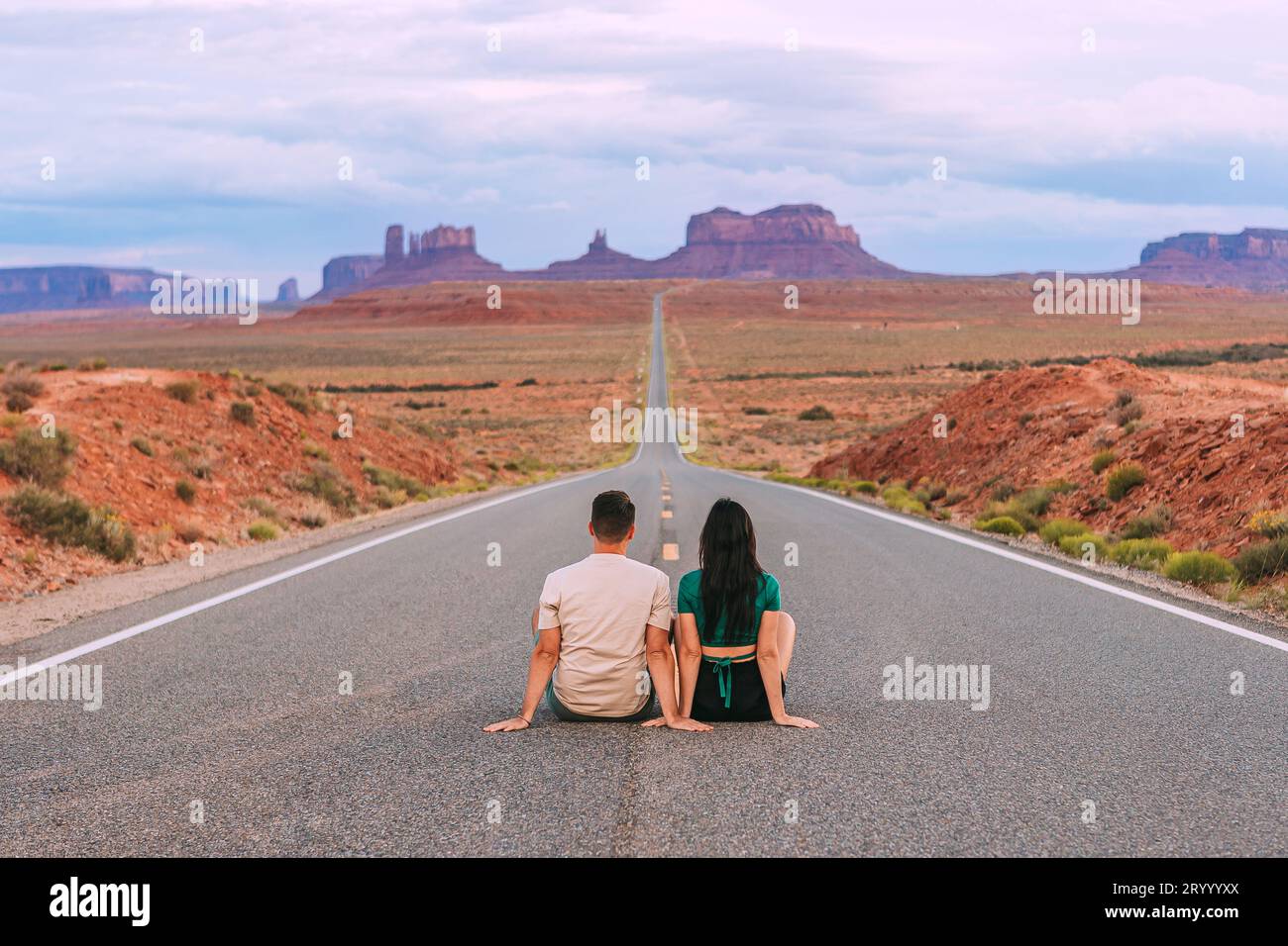 Felice coppia sulla famosa strada per Monument Valley nello Utah. Splendida vista della Monument Valley. Foto Stock