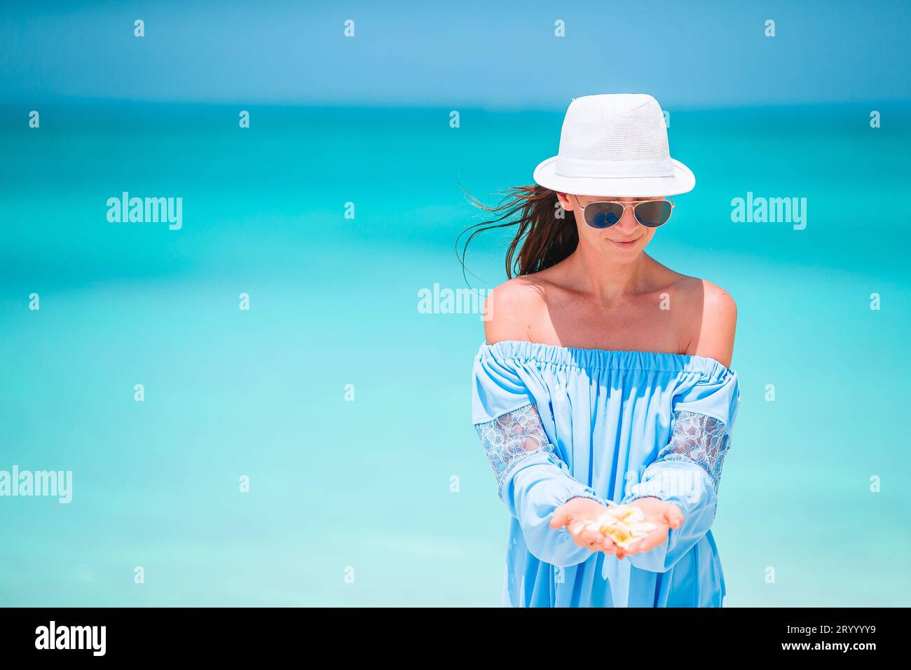 Moda giovane donna in abito verde sulla spiaggia Foto Stock