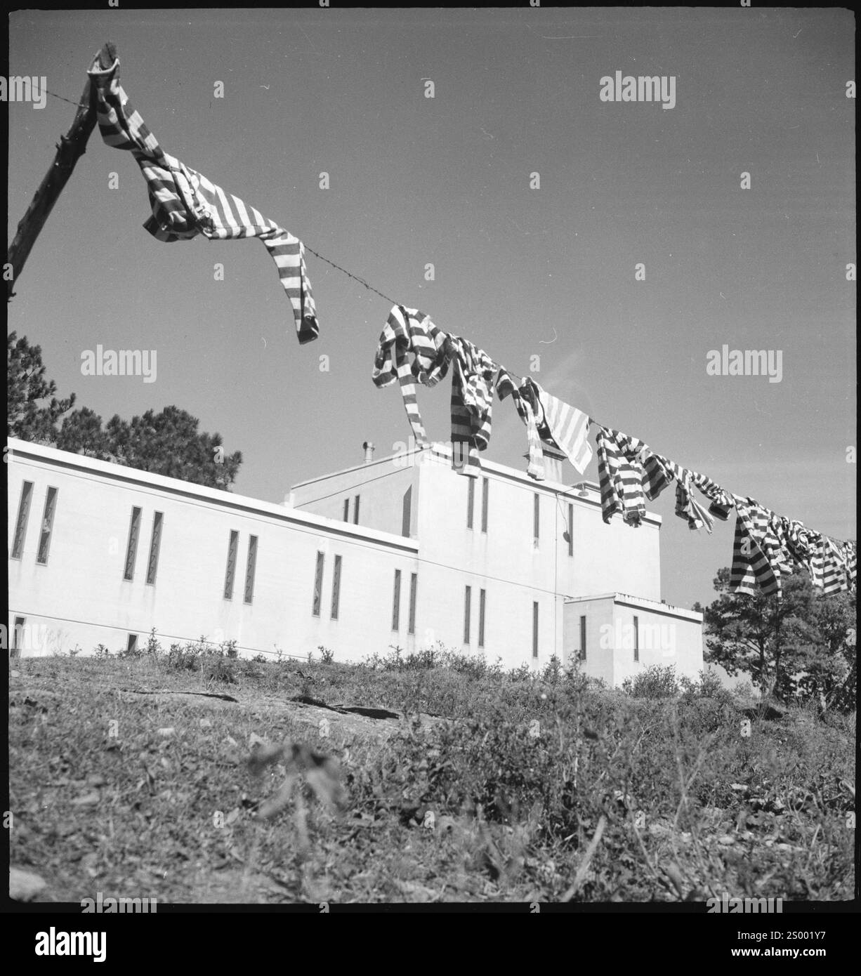 Contea di Harris, Georgia, Stati Uniti. Intorno al 1937. Prigione; edificio con abiti da prigioniero a righe bianche e nere appesi di fronte. Fotografia d'archivio negli anni '1930 di Annemarie Schwarzenbach di Depression America Foto Stock