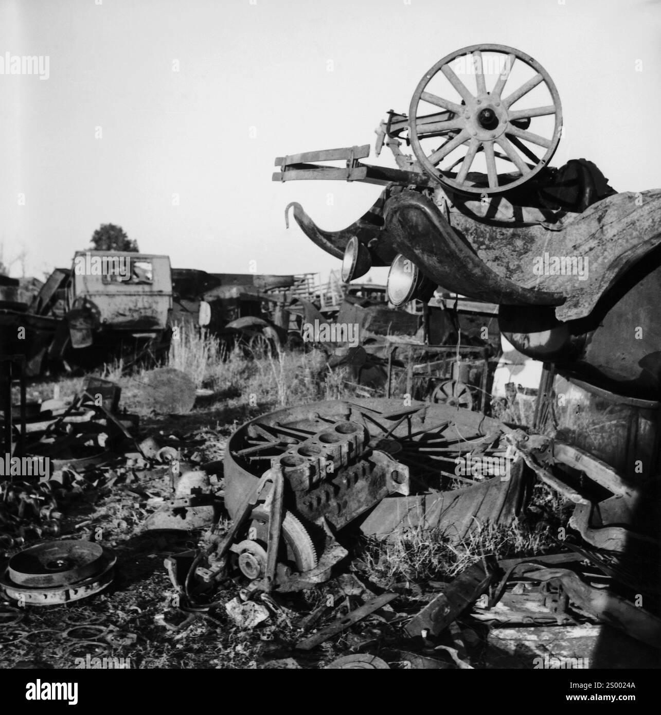 Athens, Tennessee, Stati Uniti. 1938. Cimitero di automobili; incidenti stradali su un prato. Fotografia d'archivio negli anni '1930 di Annemarie Schwarzenbach di Depression America Foto Stock