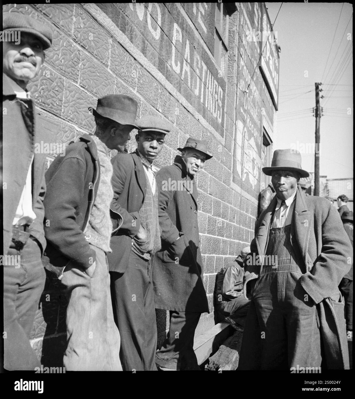 Scotts Run, West Virginia, Stati Uniti. Persone; Un gruppo di disoccupati afroamericani minatori di carbone uomini di fronte a un muro di casa. Fotografia d'archivio negli anni '1930 di Annemarie Schwarzenbach di Depression America Foto Stock