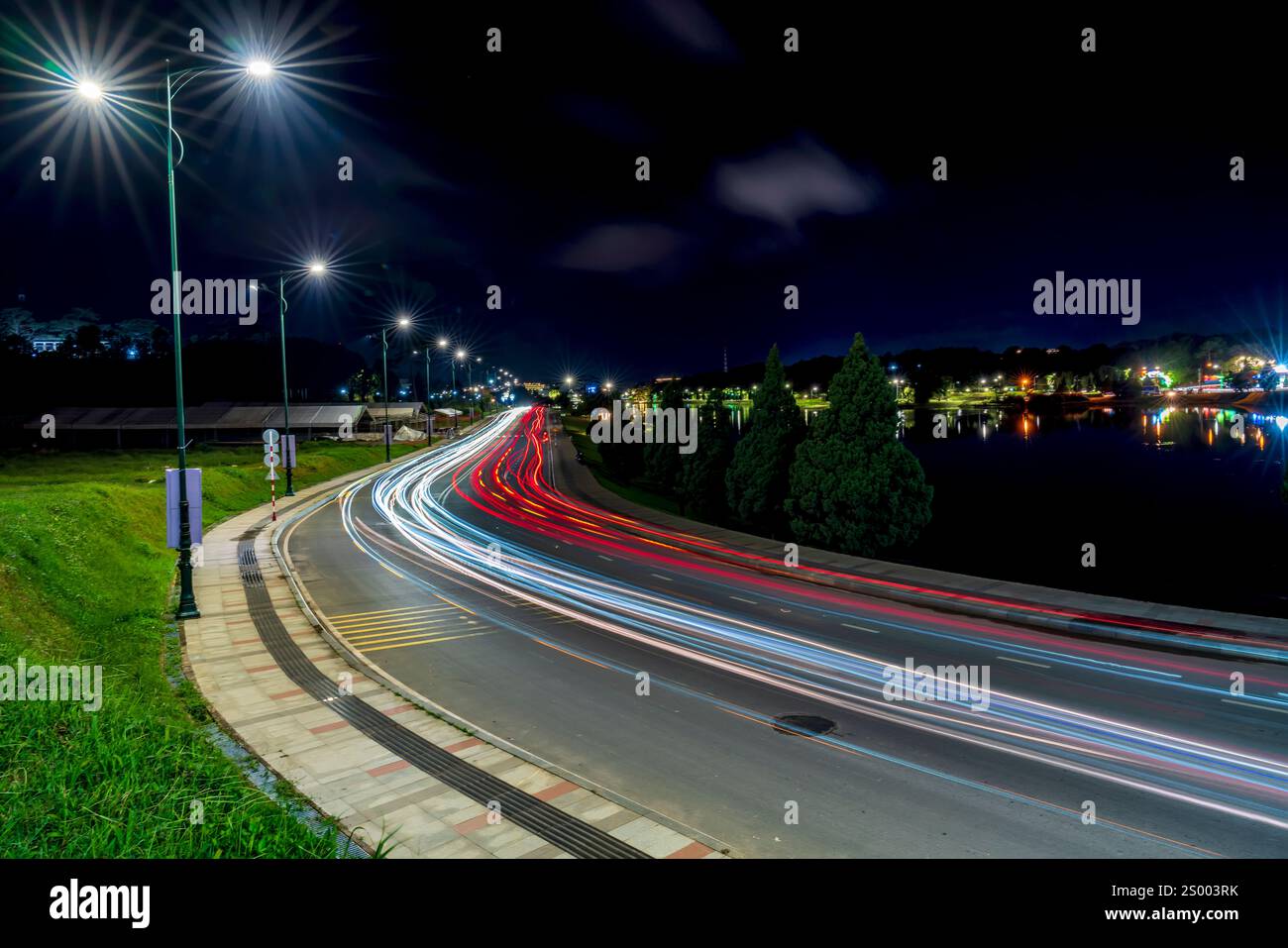 Scena notturna della città di da Lat, Vietnam illuminata dai fari delle auto di passaggio in una notte buia per aiutare il traffico a fluire più agevolmente quando i turisti Foto Stock