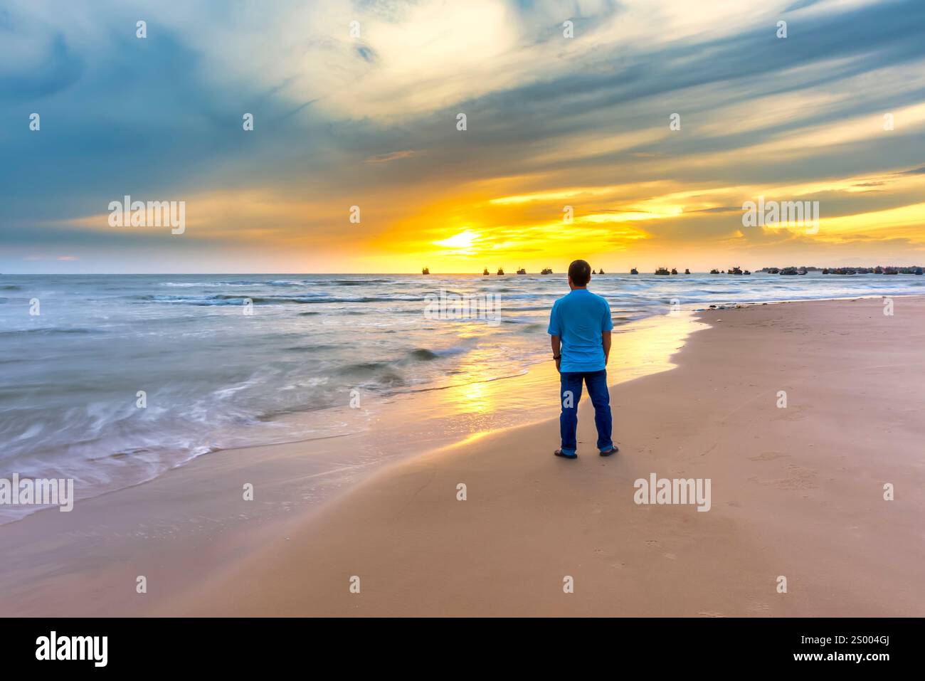 Concetto di vacanza estiva in viaggio, uomo asiatico viaggiatore rilassarsi e visitare la spiaggia di KE ga al tramonto a Muine, Vietnam Foto Stock