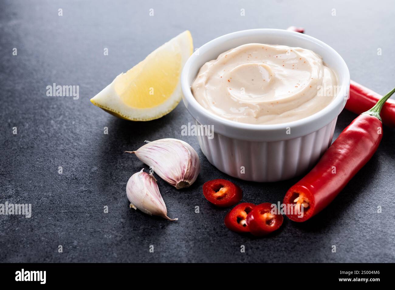 Salsa Chipotle e spezie su sfondo di ardesia nera Foto Stock
