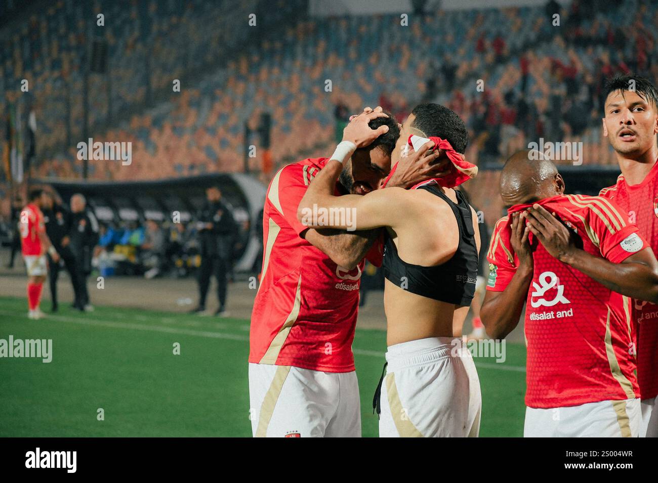 Cairo, Egitto, Stati Uniti. 22 dicembre 2024. (spo) fase a gironi del campionato dei campioni di caffè, al ahly vs. Chabab Belouizdad, cairo International Stadium, cairo, egitto 22 dicembre 2024, i giocatori celebrano gli obiettivi di al ahly copyright: ahmed ibrahim/thenews2 (Credit Image: © Ahmed Ibrahim/TheNEWS2 via ZUMA Press Wire) SOLO USO EDITORIALE! Non per USO commerciale! Foto Stock