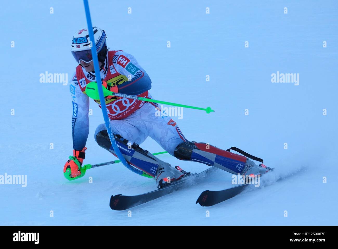 Henrik Kristoffersen del Team Norway gareggia durante la Coppa del mondo di sci alpino Audi FIS, gara di slalom MenÕs sulla pista Gran Risa il 23 dicembre 2024, alta Badia, Bolzano, Italia. Crediti: Roberto Tommasini/Alamy Live News Foto Stock