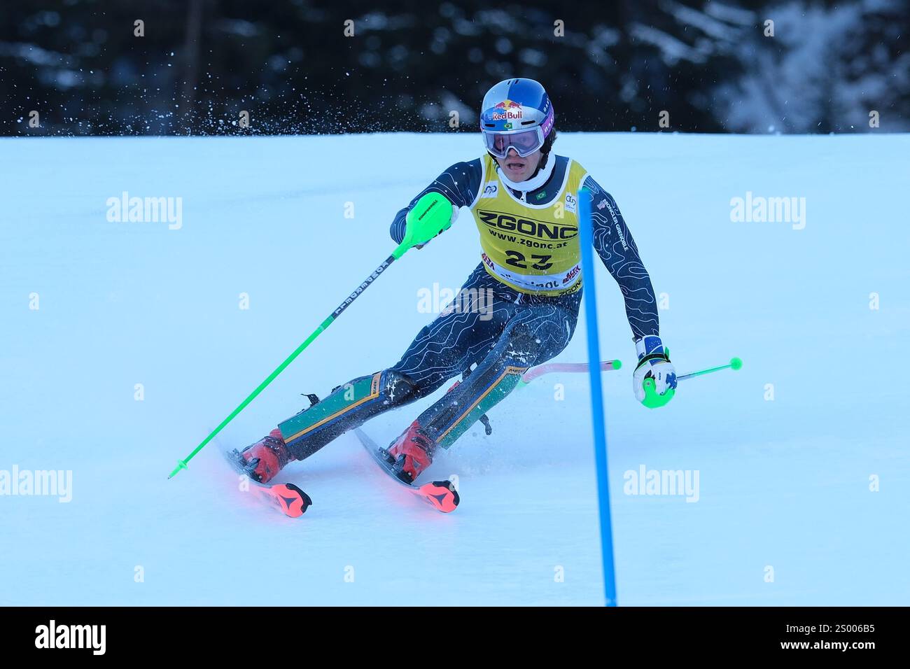 Lucas Pinheiro Braathen gareggia durante la Coppa del mondo di sci alpino Audi FIS, gara di slalom MenÕs sulla pista Gran Risa il 23 dicembre 2024, alta Badia, Bolzano, Italia. Crediti: Roberto Tommasini/Alamy Live News Foto Stock