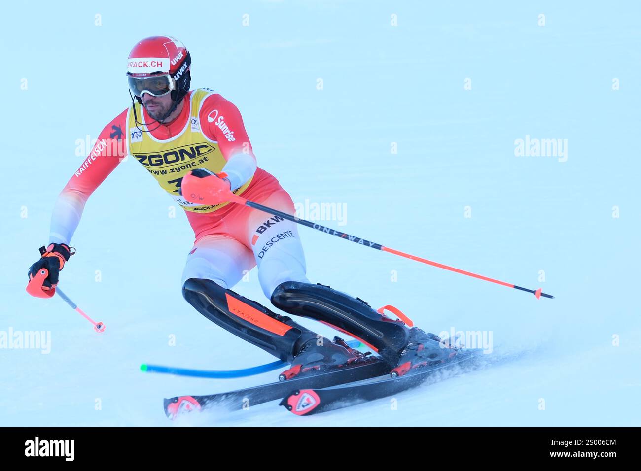 Ramon Zenhaeusern del Team Switzerland gareggia durante la Coppa del mondo di sci alpino Audi FIS, gara di slalom MenÕs sulla pista Gran Risa il 23 dicembre 2024, alta Badia, Bolzano, Italia. Crediti: Roberto Tommasini/Alamy Live News Foto Stock