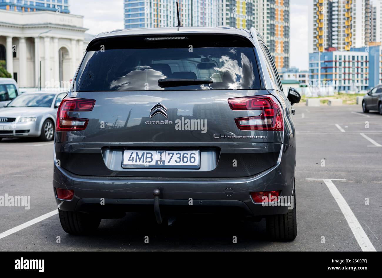 Minsk, Bielorussia, 23 dicembre 2024 - Vista posteriore elegante auto Citroen C4 Spacetourer sul parcheggio, minivan francese per famiglie Foto Stock