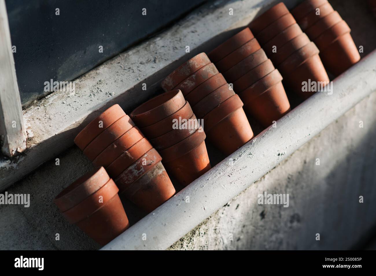 vasi di terracotta impilati e allineati in fila Foto Stock