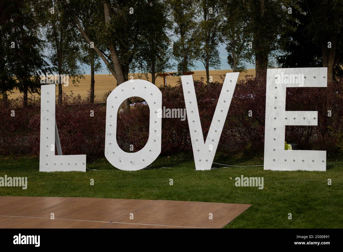 Grandi lettere D'AMORE illuminate esposte all'aperto Foto Stock