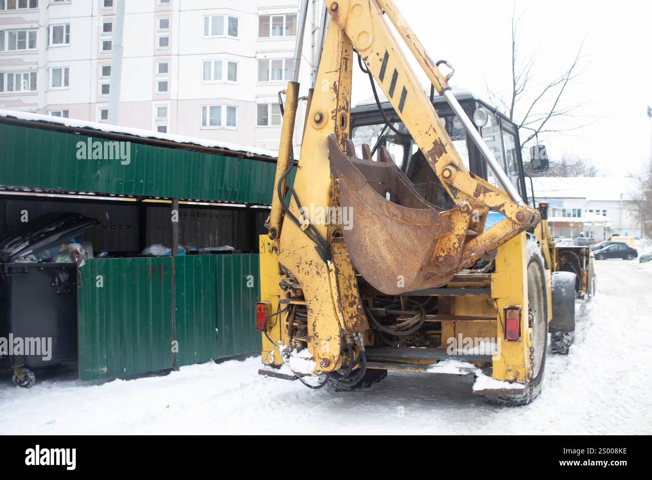 Macchinari pesanti per strada in inverno. Rimozione della neve con una benna. Foto Stock