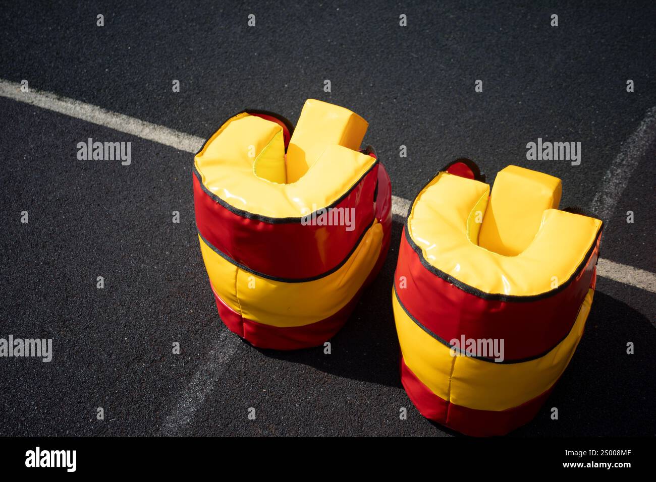 Attrezzature per giochi sportivi. Scarpe gonfiabili grandi. Scarpe per il gioco. Foto Stock