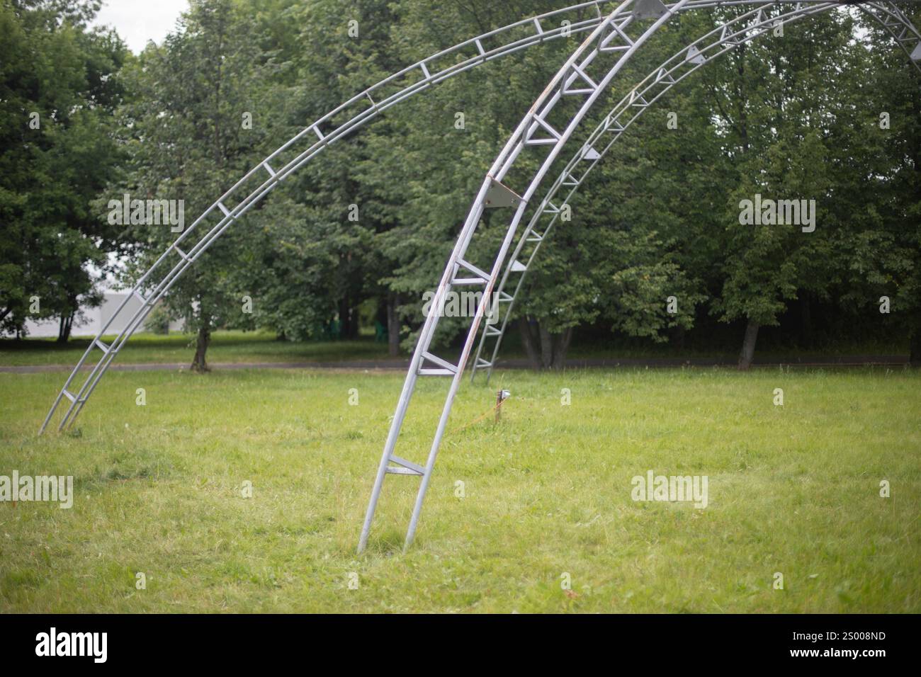 Struttura in acciaio per tendone. Un tendone nel parco. Installazione della struttura sulla strada. Dettagli della costruzione temporanea. Foto Stock