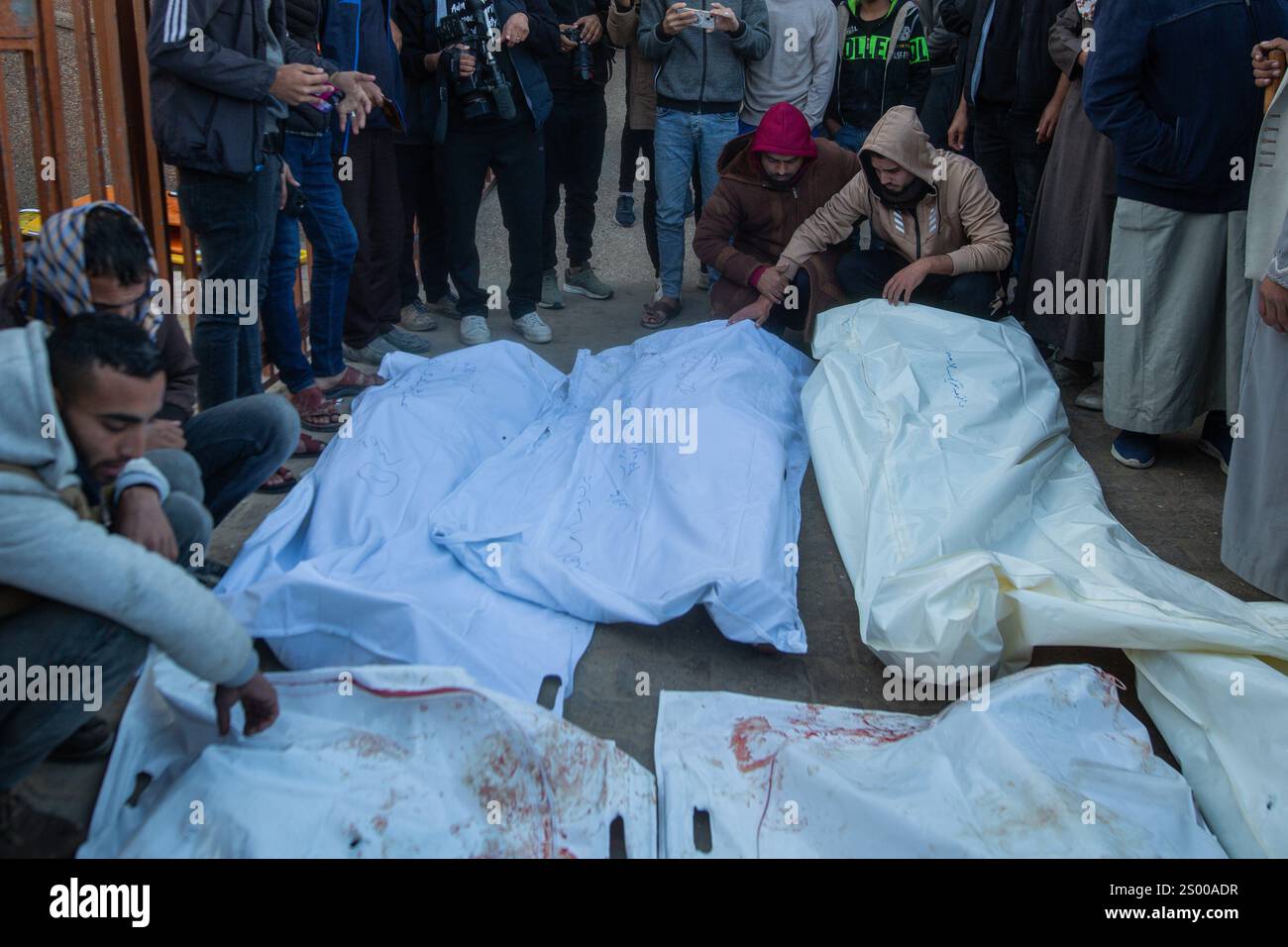 I lutti pregano durante il funerale dei palestinesi uccisi negli attacchi aerei israeliani, nel conflitto israelo-Hamas, all'ospedale Nasser di Khan Younis, nella Striscia di Gaza meridionale, 23 dicembre 2024 Foto Stock