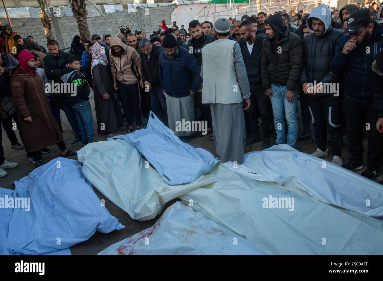 I lutti pregano durante il funerale dei palestinesi uccisi negli attacchi aerei israeliani, nel conflitto israelo-Hamas, all'ospedale Nasser di Khan Younis, nella Striscia di Gaza meridionale, 23 dicembre 2024 Foto Stock