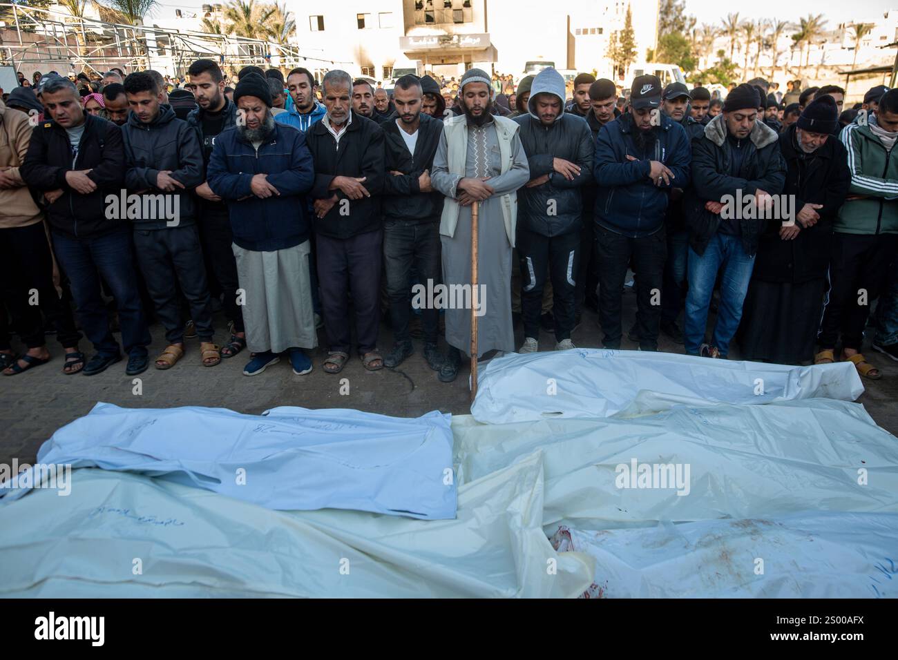 I lutti pregano durante il funerale dei palestinesi uccisi negli attacchi aerei israeliani, nel conflitto israelo-Hamas, all'ospedale Nasser di Khan Younis, nella Striscia di Gaza meridionale, 23 dicembre 2024 Foto Stock