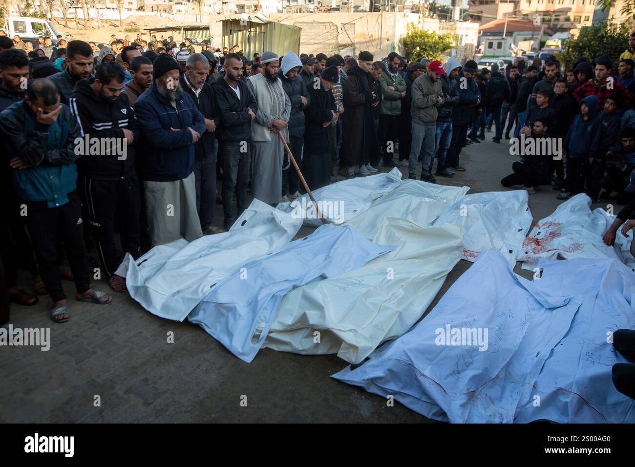 I lutti pregano durante il funerale dei palestinesi uccisi negli attacchi aerei israeliani, nel conflitto israelo-Hamas, all'ospedale Nasser di Khan Younis, nella Striscia di Gaza meridionale, 23 dicembre 2024 Foto Stock