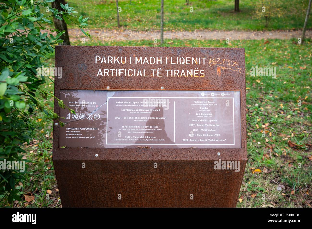 Cartello informativo all'ingresso del parco cittadino di Tirana, Albania, DEC 8, 2024 Foto Stock