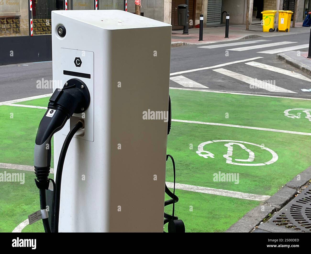 Caricabatterie per auto elettriche. Madrid, Spagna. - Immagine stock catturata con smartphone