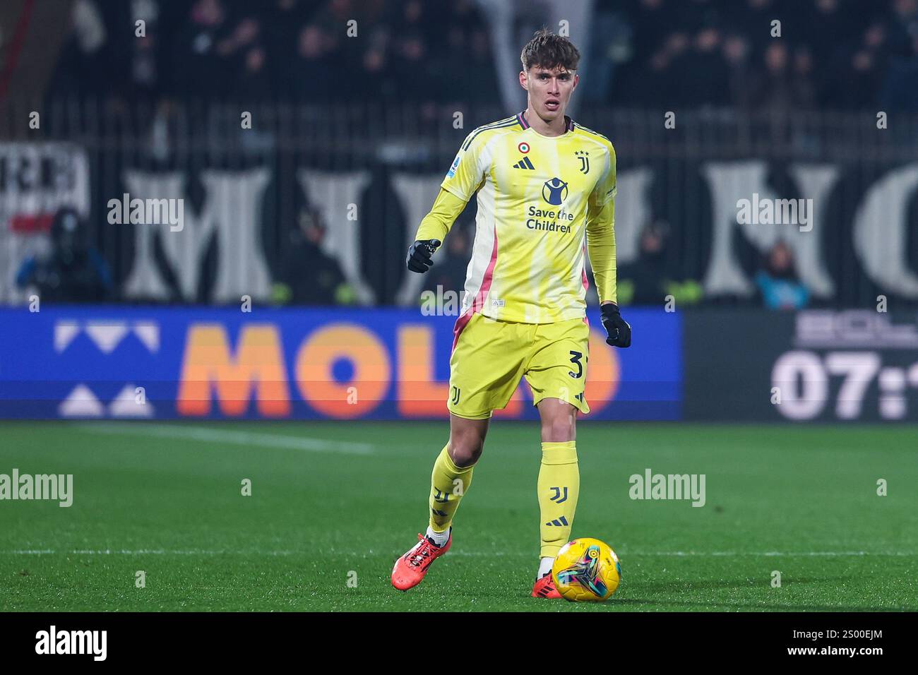 Monza, Italia. 22 dicembre 2024. Nicolo Savona della Juventus FC visto in azione durante la partita di calcio di serie A 2024/25 tra AC Monza e Juventus FC all'U-Power Stadium Credit: Independent Photo Agency/Alamy Live News Foto Stock