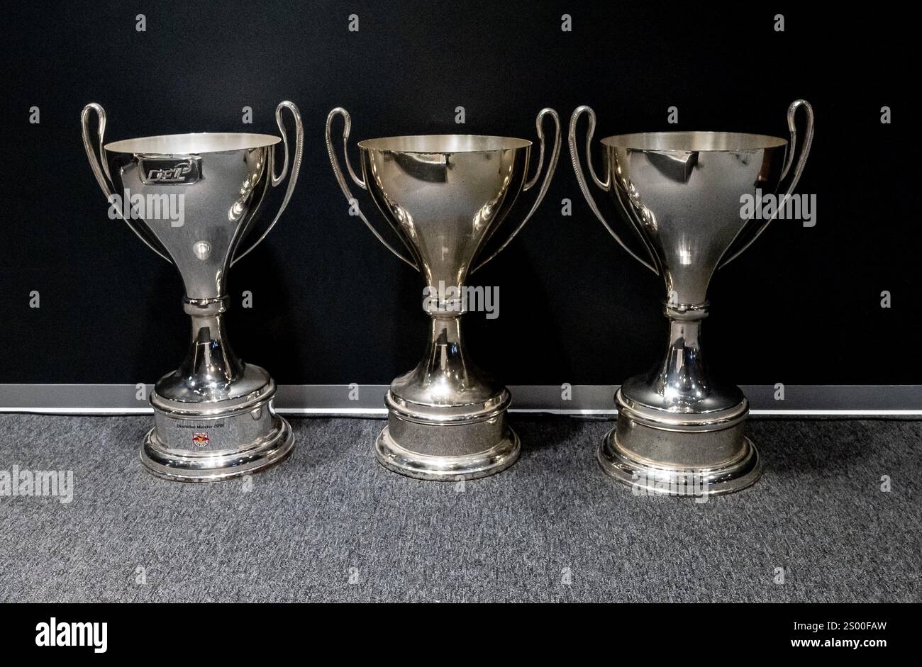 Die drei Meisterpokale aus den Jahren 2016, 2017 und 2018 fuer die Jersey Retirement Ceremony von Michael Michi Wolf. GER, EHC Red Bull Muenchen vs. Iserlohn Roosters, Eishockey, DEL, 29. Spieltag, Saison 2024/2025, 22.12.2024. Foto: Eibner-Pressefoto/Heike Feiner Foto Stock