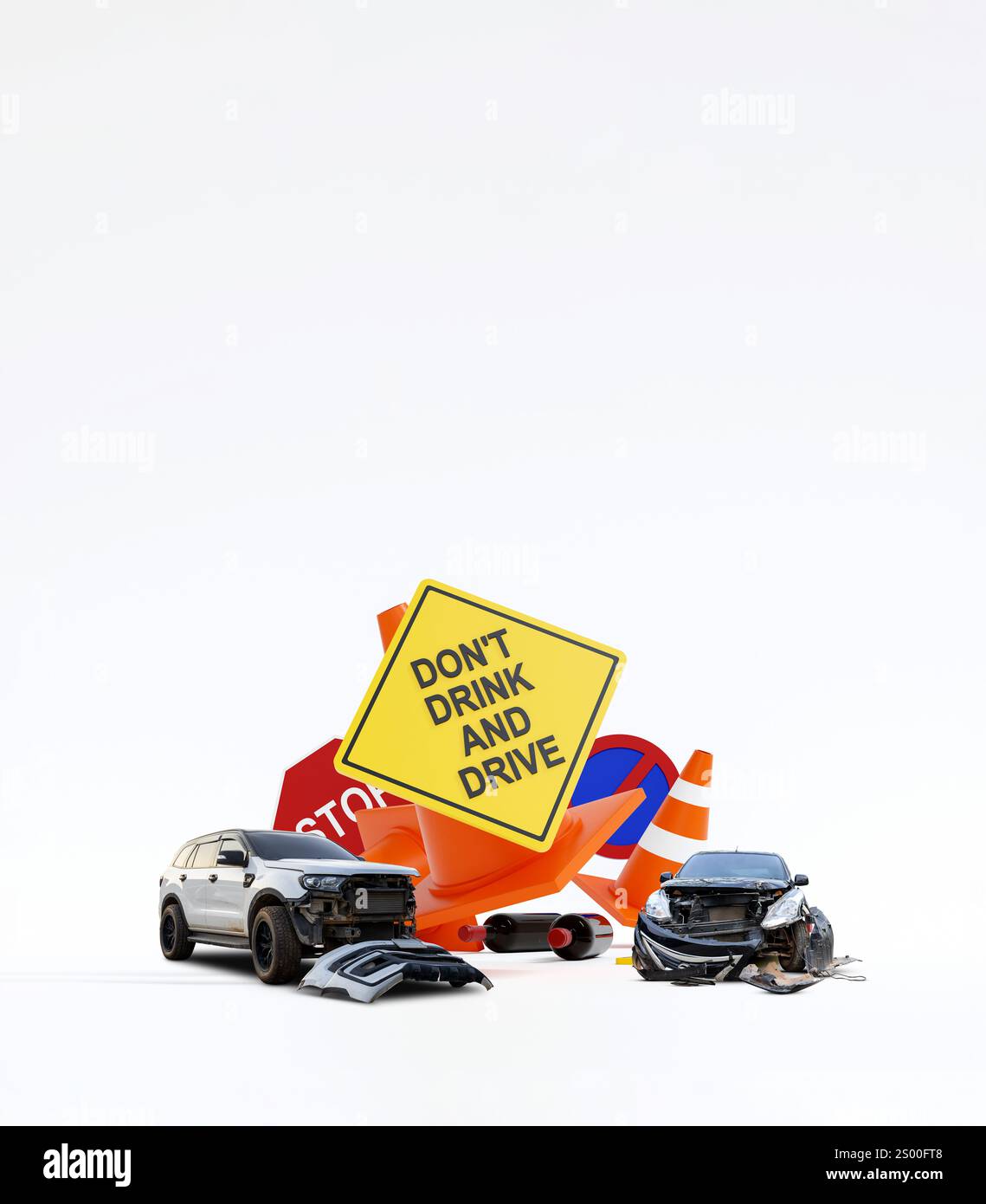 Immagine concettuale che promuove la sicurezza stradale mostrando un'auto distrutta, bottiglie di alcol con avvertimento "non bere e guidare", coni stradali e un segnale di stop Foto Stock