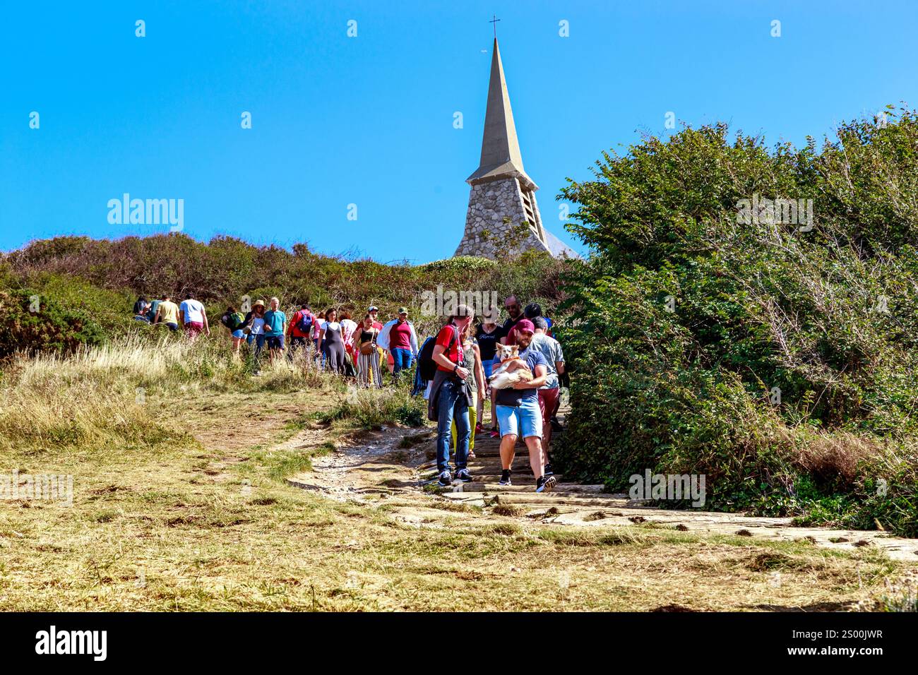 ETRETAT, FRANCIA - 1 SETTEMBRE 2019: I turisti non identificati scendono dalla scogliera d'Amont lungo un ripido sentiero. Foto Stock