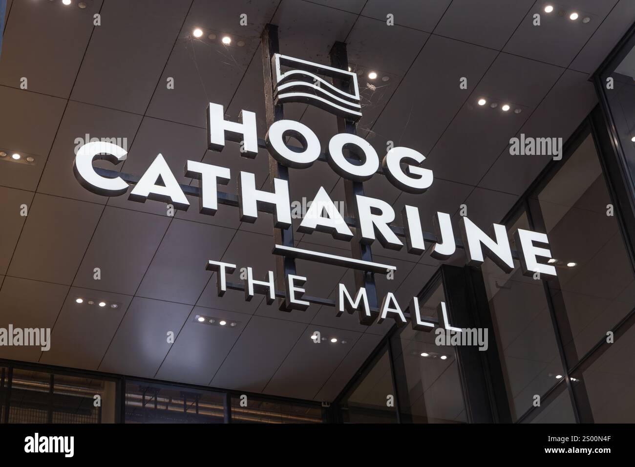 Utrecht, Paesi Bassi. 16 novembre 2024. Logo illuminato del centro commerciale Hoog Catharijne sopra l'ingresso. Foto Stock