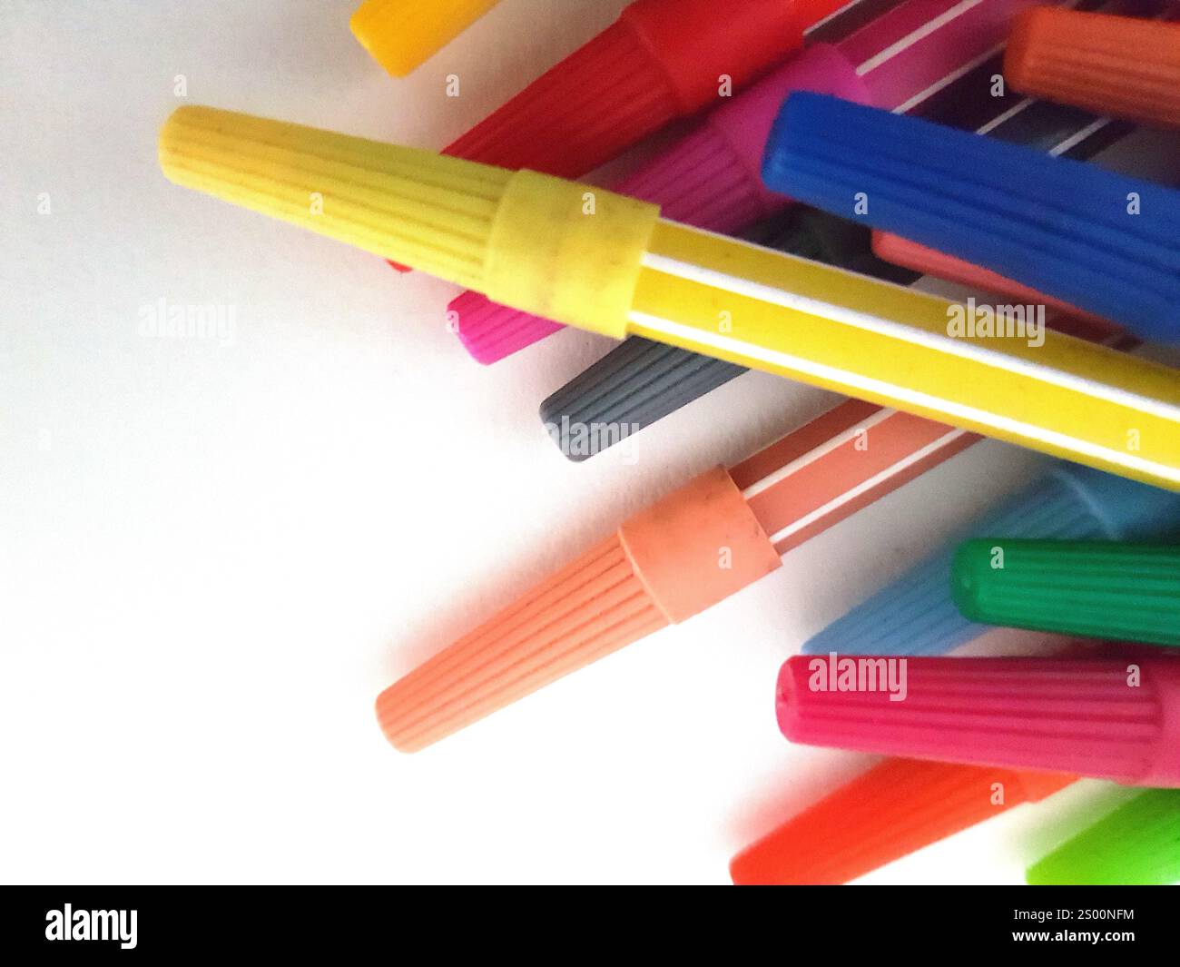 Primo piano di penne colorate con punta in feltro su sfondo bianco. Foto Stock