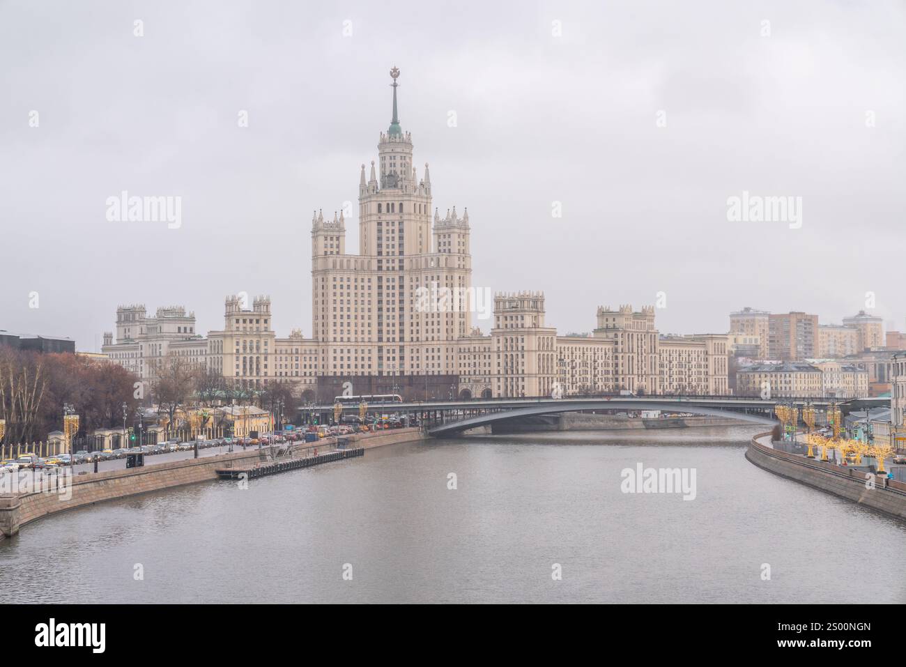 Il paesaggio urbano di Mosca, Russia, in una giornata nuvolosa, mostra uno dei grattacieli conosciuti come le Sorelle Stalin Sven e il fiume Moskva Foto Stock