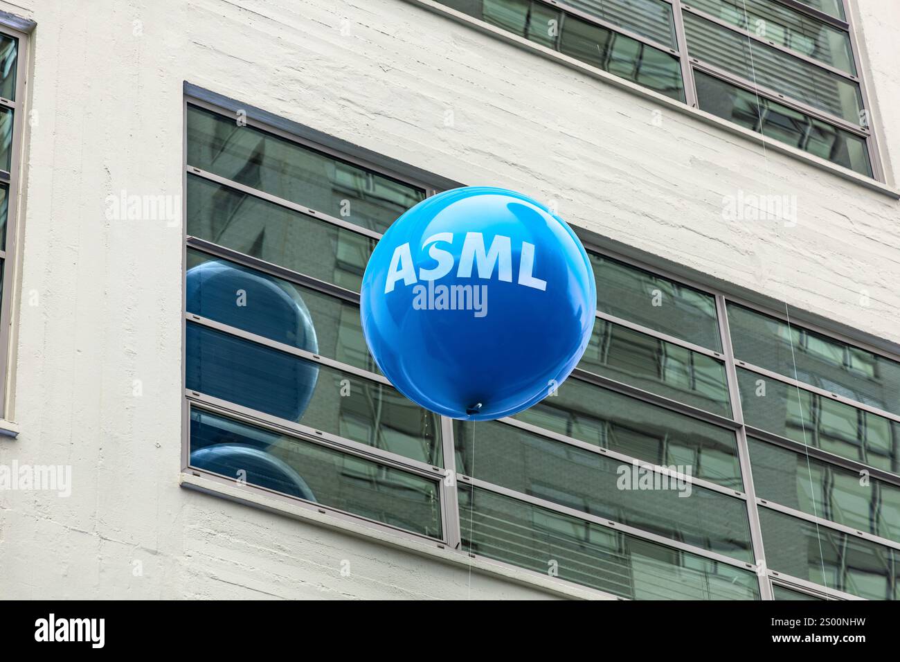 Eindhoven, Paesi Bassi 9 novembre 2024. Logo ASML su un palloncino a una festa a Eindhoven Foto Stock