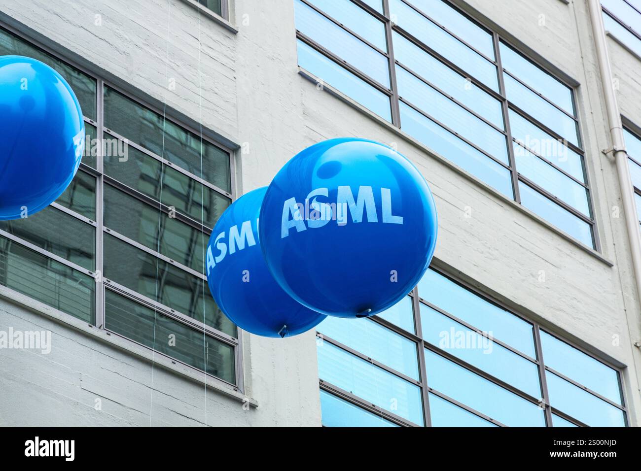 Eindhoven, Paesi Bassi 9 novembre 2024. Logo ASML sui palloncini a una festa a Eindhoven Foto Stock
