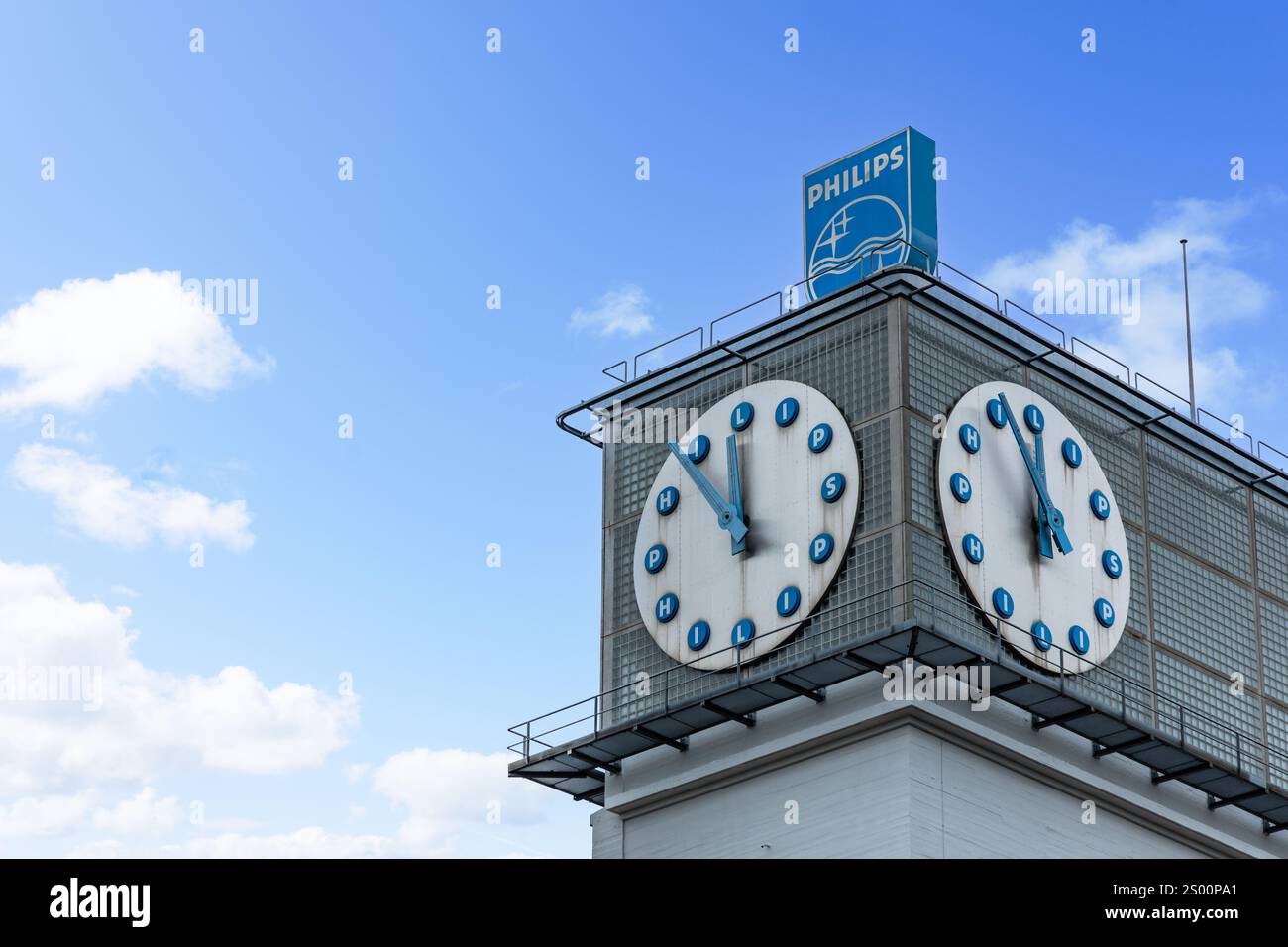 Eindhoven, Paesi Bassi 9 novembre 2024. Vecchia fabbrica Philips di Eindhoven con logo sul tetto e orologio con testo Philips Foto Stock