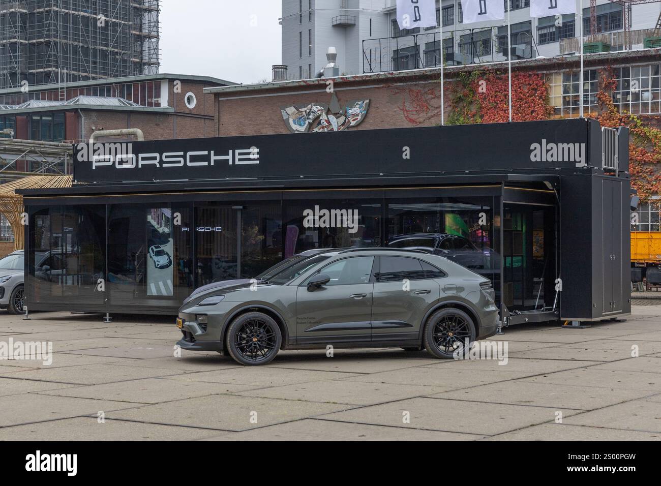 Eindhoven, Paesi Bassi 9 novembre 2024. Porsche ORA negozio pop-up Foto Stock