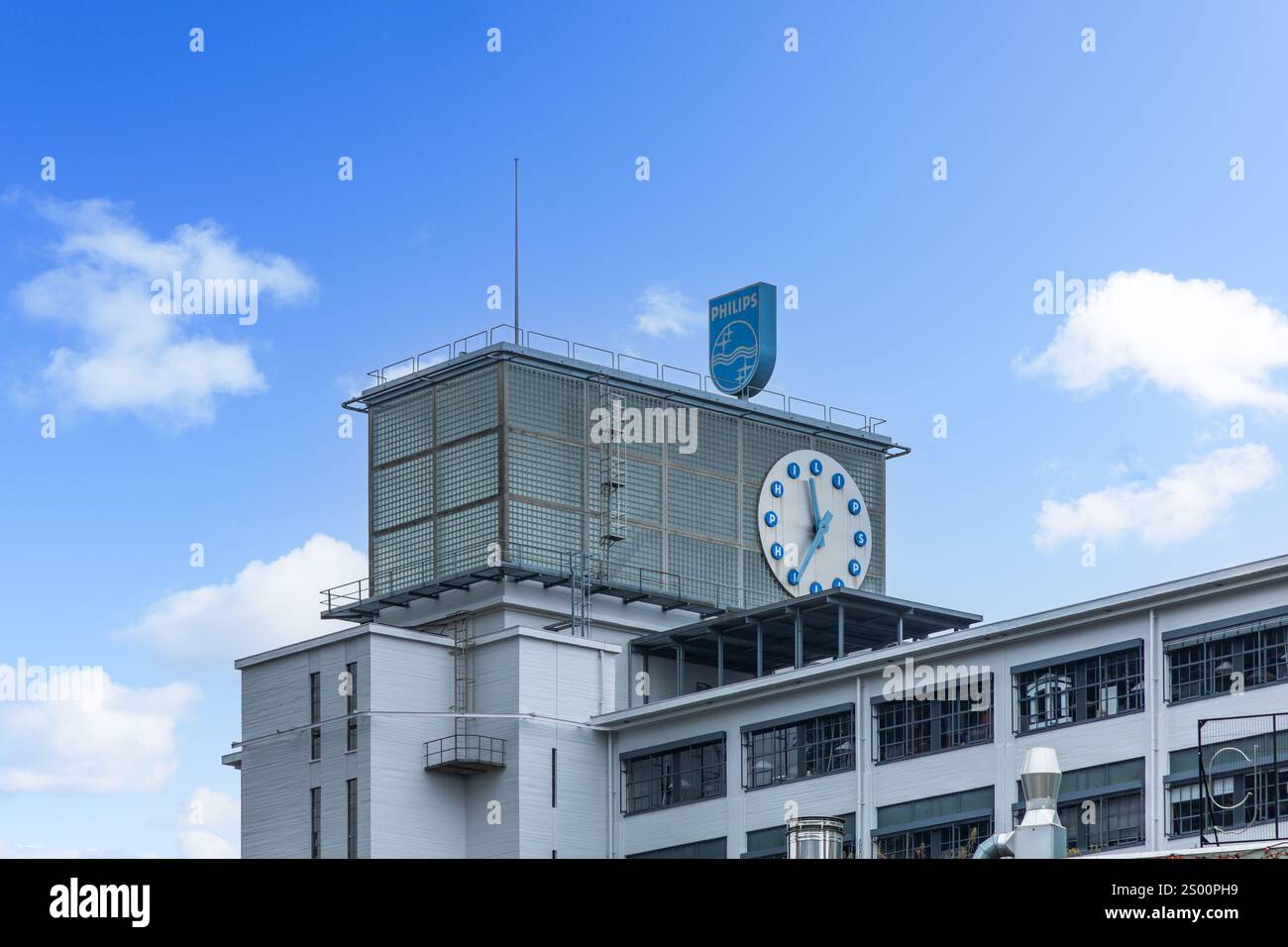 Eindhoven, Paesi Bassi 9 novembre 2024. Vecchia fabbrica Philips di Eindhoven con logo sul tetto e orologio con testo Philips Foto Stock