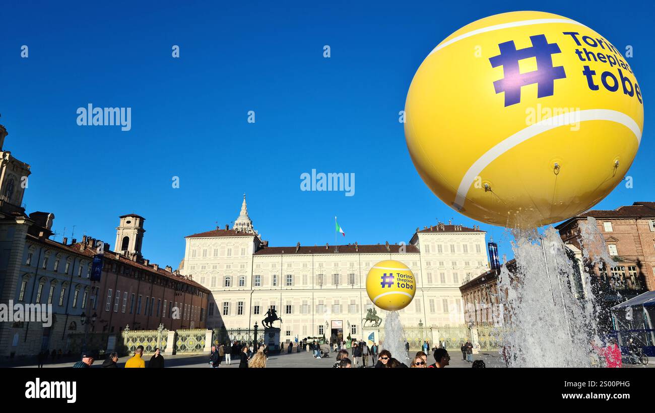Torino è sede delle finali di tennis ATP e Piazza Castello è illuminata da palloni giganti che accompagnano l'evento. Foto Stock