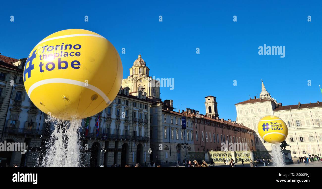 Torino è sede delle finali di tennis ATP e Piazza Castello è illuminata da palloni giganti che accompagnano l'evento. Foto Stock