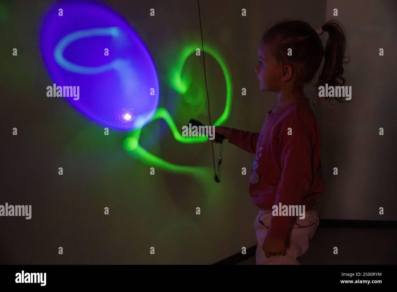 Praga, repubblica Ceca - 1 settembre 2023: Museo interattivo dei colori, arte digitale al neon nel centro commerciale Westfield Chodov a Praga. Virtuale Foto Stock