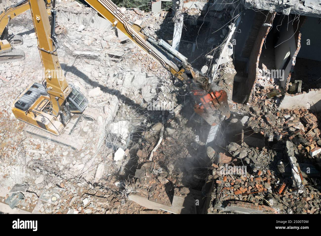 Vista aerea degli edifici demoliti da macchinari pesanti Foto Stock