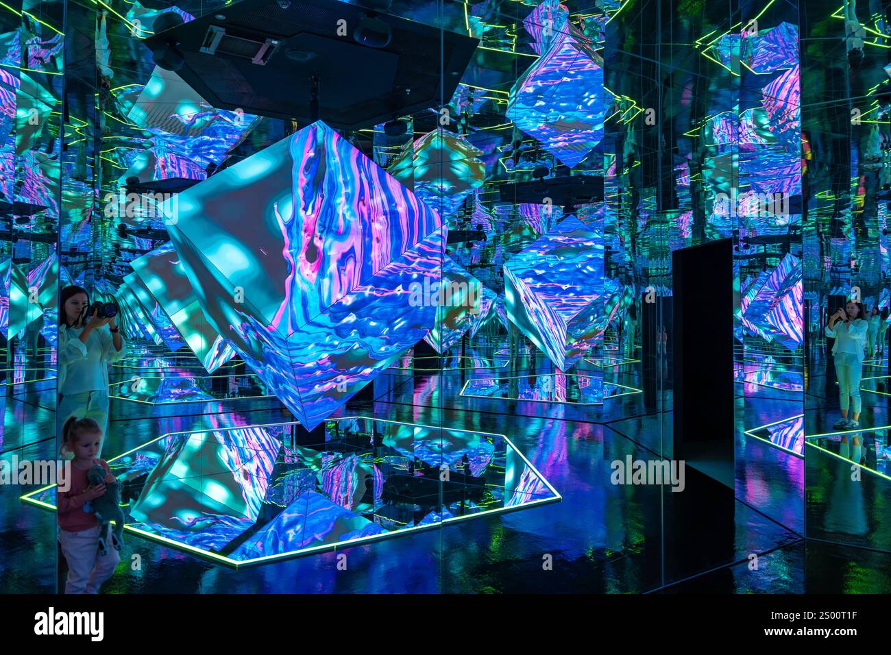 Praga, repubblica Ceca - 1 settembre 2023: Museo interattivo dei colori, arte digitale al neon nel centro commerciale Westfield Chodov a Praga. Virtuale Foto Stock