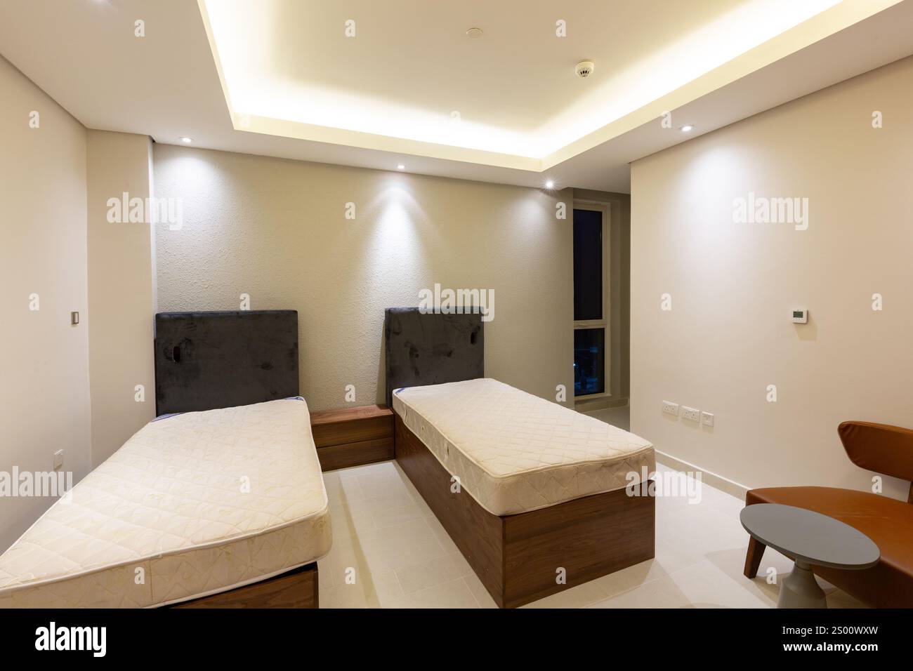 Arredi di design interno, arredi di lusso in appartamenti, camere da letto con mobili e letti gemelli Foto Stock