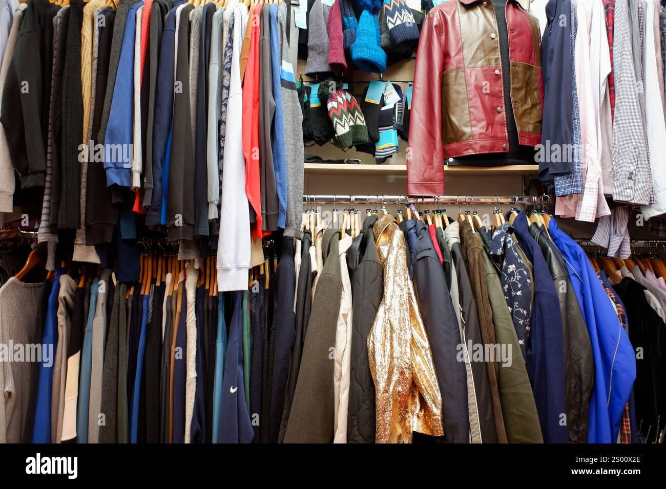 Cambridge, Regno Unito - 13 dicembre 2024 - articoli in vendita in un negozio di beneficenza sulla High Street di Cambridge Foto Stock