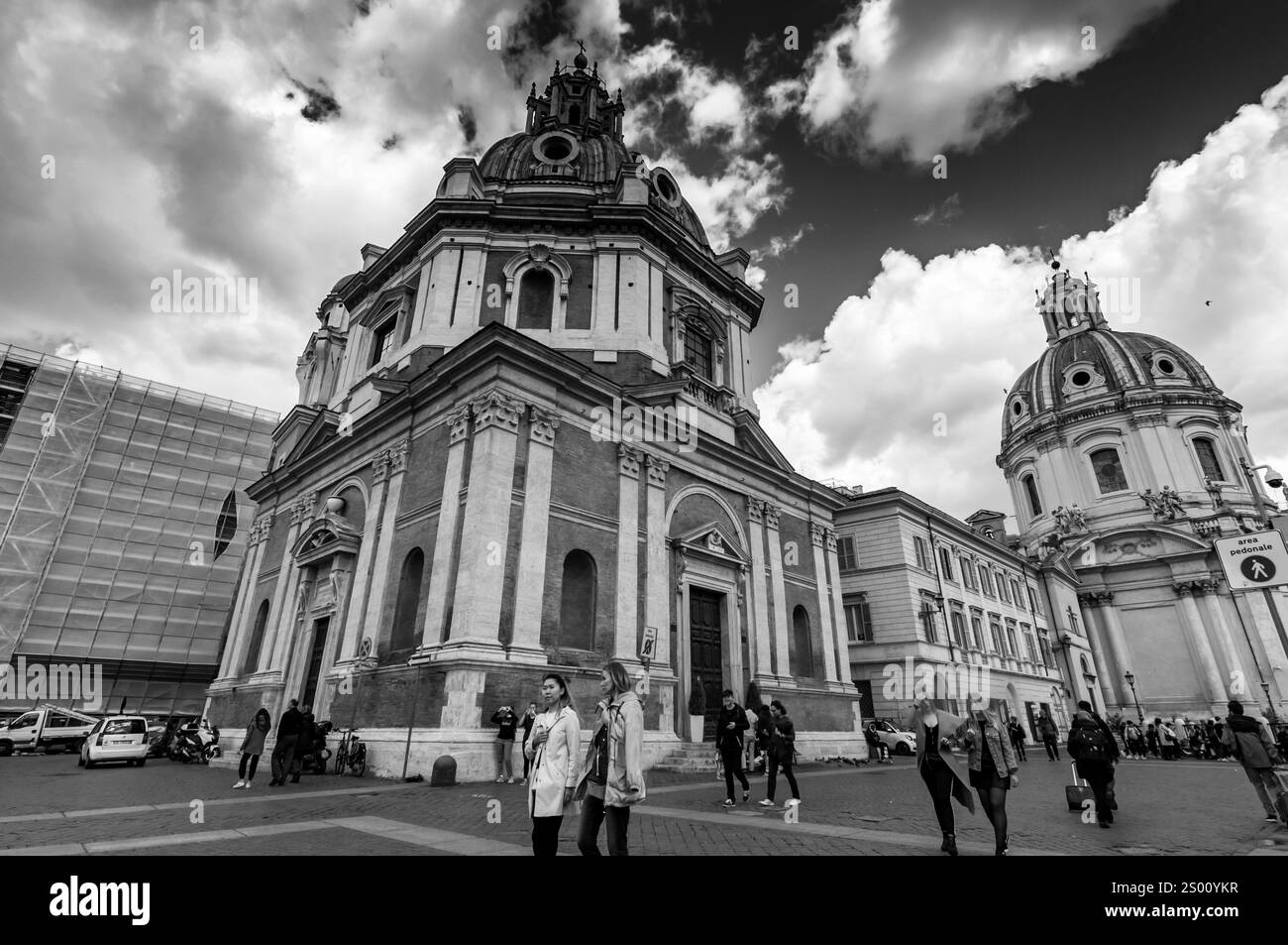 Roma, Italia - 5 aprile 2019: Vista delle chiese di Santa Maria di Loreto e della Chiesa del Santissimo nome di Maria al foro Traiano in Piazza Venezia. Foto Stock