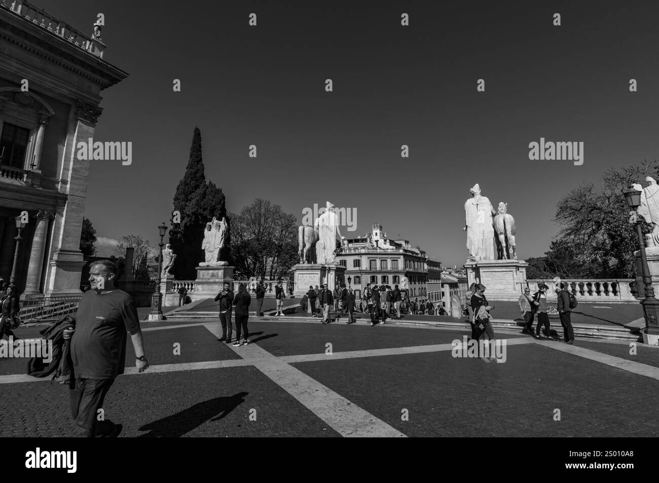 Roma, Italia - 5 aprile 2019: Monumenti storici ed edifici in Piazza Campidoglio sul colle Capitolino a Roma, Italia. Foto Stock